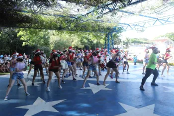 Apresentação Cia Dores e Chegada do Papai Noel